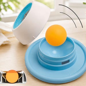 Puede incluir: Un juguete para mascotas de pl&aacute;stico blanco y azul claro con una base circular, una pista central y una pelota de color naranja brillante. El juguete incluye una cubierta blanca extra&iacute;ble con un interior azul texturizado y un diagrama.