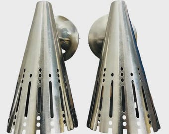 Par de apliques de pared de latón de estilo moderno de mediados de siglo – Lámpara de metal cónica