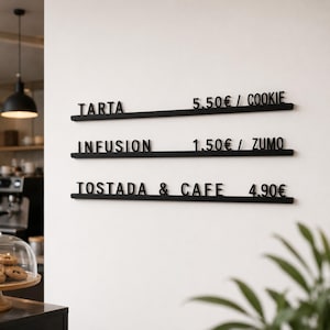 Pode incluir: Um menu de café minimalista exibido em uma parede branca. Três prateleiras pretas horizontais exibem os itens do menu: TARTA, INFUSION e TOSTADA & CAFE. Preços e itens adicionais são listados à direita. Estética moderna.