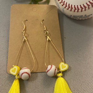 黄色のアクセントが付いたベースボールゴールドフープイヤリング