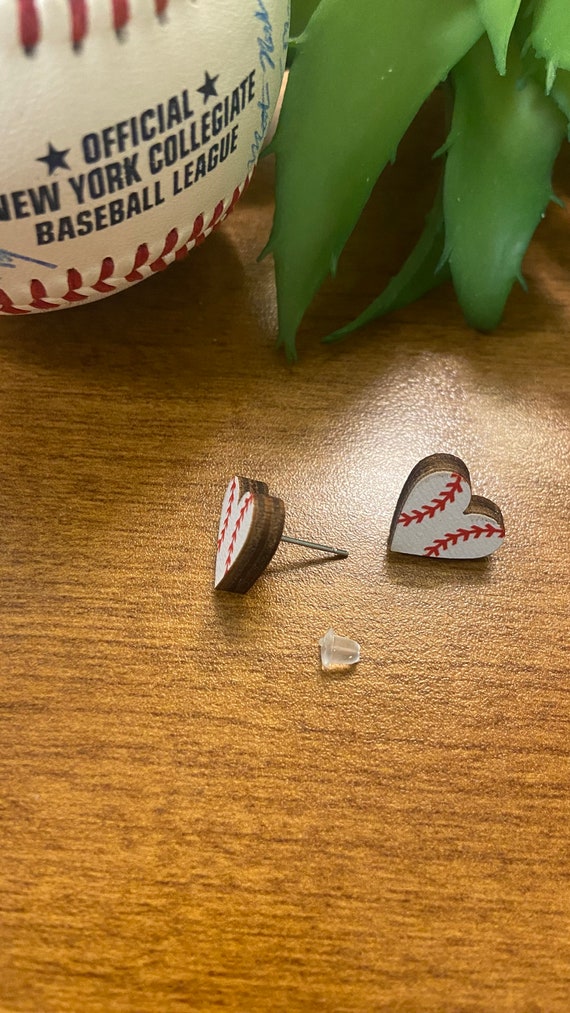 Bestewelry Kit per la creazione di orecchini a tema sportivo, sottili orecchini rotondi in legno a forma di cuore ovale da baseball, calcio, basket, rugby, orecchini stampati con ganci per orecchini