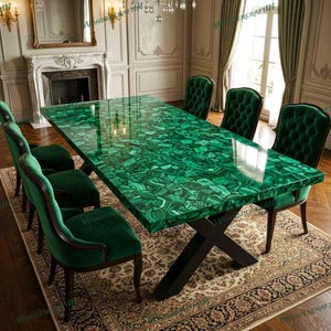 Può includere: Un grande tavolo da pranzo rettangolare con piano in malachite verde lucida e base nera a forma di X. Sei sedie imbottite in velluto verde circondano il tavolo, posto su un tappeto fantasia. La stanza presenta un camino e modanature ornate.