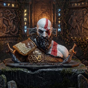 Pode incluir: Um busto detalhado de um guerreiro barbudo de pele pálida, com uma tatuagem vermelha no rosto e armadura de couro castanho. A figura está sobre uma base de pedra escura com duas lâminas metálicas, rodeada por paredes de pedra com runas azuis.