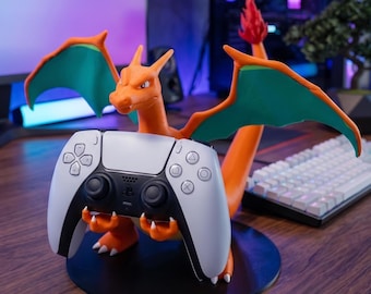 Soporte para mando de Charizard para PS5 y Xbox | Soporte para juegos Pokémon de 21 cm | Decoración de escritorio impresa en 3D hecha a mano | Regalo para gamers y fans de Pokémon