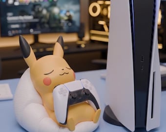 Soporte para mando de Pikachu dormilón | Soporte adorable para PS5 y Xbox | Decoración para escritorio de videojuegos | Base para mando inspirada en Pokémon | Regalo hecho a mano de 20 cm