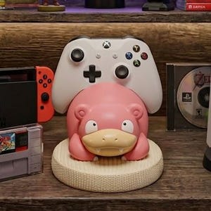 スリーピーピンクバディ PS5 & Xbox コントローラーホルダー | ゲーミングデスク装飾 | 3Dプリントアニメゲーマースタンド | コントローラーディスプレイ 17.5cm