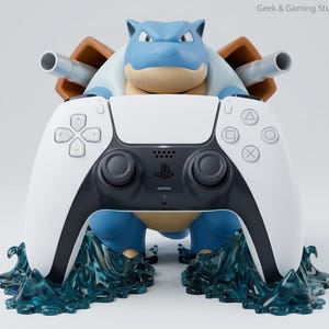 Peut inclure: Une figurine de personnage Blastoise bleu et beige tenant une manette de jeu PlayStation 5 blanche et noire. La figurine possède deux canons gris sur le dos et repose sur une base d'eau bleu foncé translucide. Le texte indique Geek & Gaming Studio.