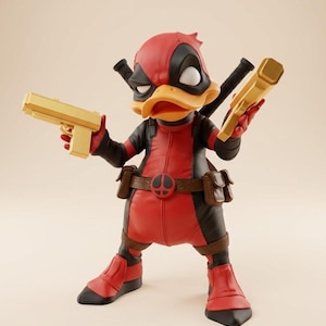 Puede incluir: Una figura de pato estilizada vestida con un traje táctico rojo y negro con una máscara a juego. El personaje sostiene dos pistolas de juguete de color dorado en sus manos y tiene dos empuñaduras de espada negras que sobresalen de su espalda.