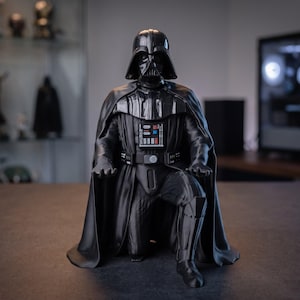 Soporte para mando de Darth Vader para PS5 y Xbox | Soporte para juegos impreso en 3D de 20 cm | Decoración para escritorio de gamer | Personaje inspirado