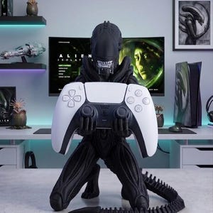 Soporte para mando de alienígena para PS5 y Xbox | Soporte para juegos de xenomorfo impreso en 3D | Escritorio para gamers de ciencia ficción | Regalo alienígena único | Accesorios para consolas