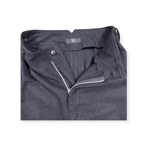 Puede incluir: Pantalones negros con cierre de cremallera frontal, un bot&oacute;n en la cintura y una etiqueta de la marca Y's cosida en el interior. Los pantalones tienen una cintura estructurada con trabillas para cintur&oacute;n y una bragueta de tela oscura.