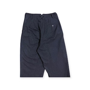 Puede incluir: Pantalones de talle alto en azul marino oscuro con una distintiva muesca en forma de V en el centro de la cintura trasera, trabillas para cintur&oacute;n y un bolsillo ribeteado en el lado derecho con cierre de bot&oacute;n. La tela tiene textura moteada.
