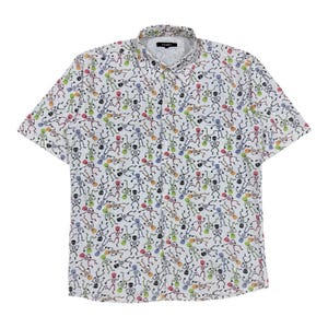 Puede incluir: Una camisa blanca de manga corta con botones y un estampado integral de esqueletos bailarines de colores en tonos rojo, azul, verde y naranja. La camisa tiene un cuello estándar, una tapeta frontal con botones y una etiqueta negra BEAMS.