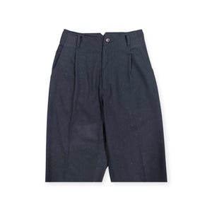 Puede incluir: Pantalones de talle alto en tela gris carb&oacute;n oscuro con una textura sutilmente moteada. Estos pantalones cuentan con cierre de bot&oacute;n frontal, cremallera, trabillas para cintur&oacute;n en la cintura y pliegues verticales que bajan desde la cintura.