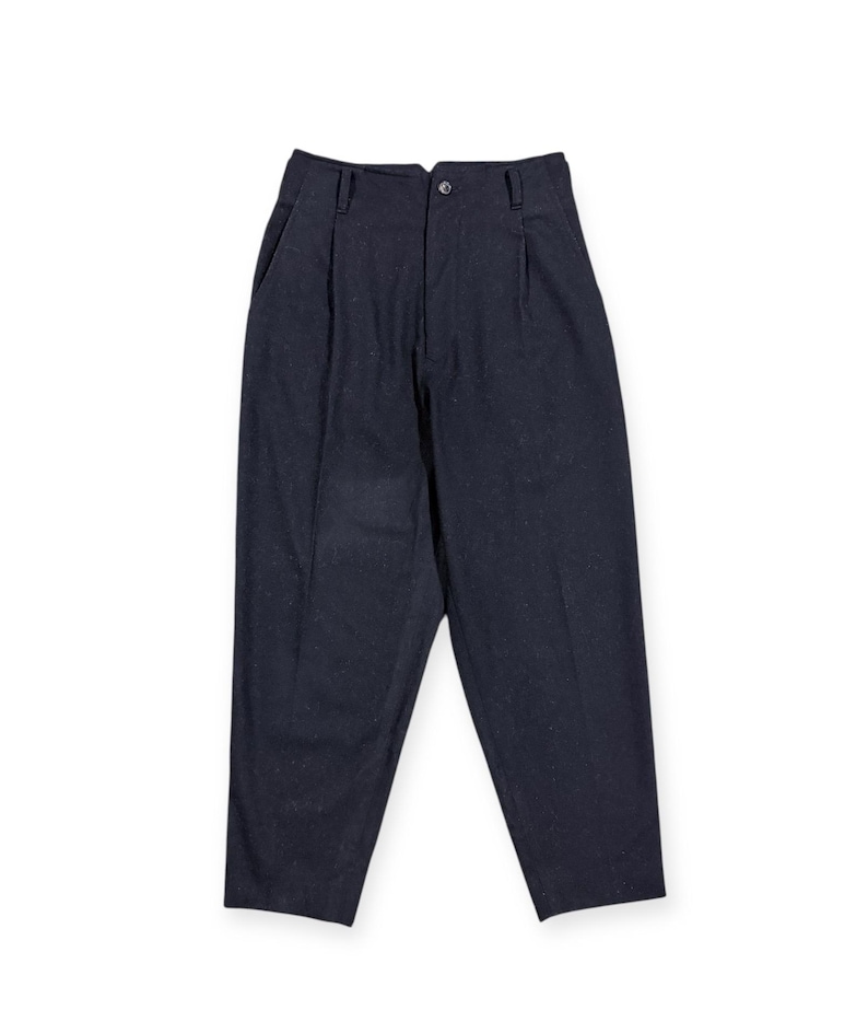Puede incluir: Pantalones azul marino oscuro con dise&ntilde;o de cintura alta, cierre de un solo bot&oacute;n, cremallera, trabillas para cintur&oacute;n y pliegues frontales. Los pantalones tienen una silueta de pierna c&oacute;nica con una textura sutilmente moteada.