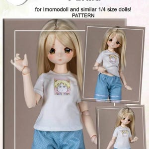 May include: A white jersey T-shirt pattern for Imomodoll and similar 1/4 size dolls, paired with blue shorts. The shirt has a cartoon graphic. The image includes the text "JERSEY T-SHIRT" and "PATTERN".