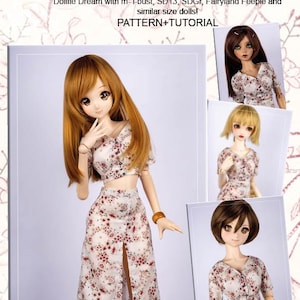 Puede incluir: Una muñeca con un conjunto de top corto y falda con abertura de algodón con estampado floral. La imagen incluye el texto "CROP TOP & SLIT SKIRT" y "PATTERN+TUTORIAL". Se muestran muñecas adicionales con el mismo atuendo.