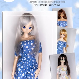 Pode incluir: Um romper de algodão azul com estrelas brancas, para bonecas inteligentes. A imagem inclui o texto "COTTON ROMPER" e "PATTERN+TUTORIAL". Bonecas adicionais são mostradas usando roupas semelhantes.
