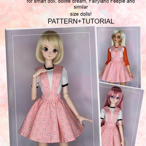 Puede incluir: Falda jumper de algodón con trabillas en el cinturón para muñecas. La falda rosa presenta un estampado de corazones blancos y se combina con una parte superior blanca. La imagen incluye el texto "PATTERN+TUTORIAL" y está diseñada para muñecas inteligentes y tamaños similares.