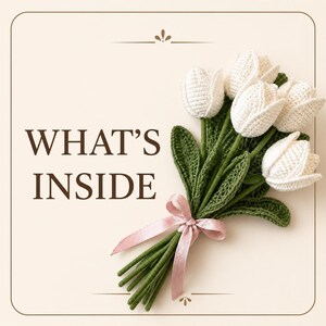 Puede incluir: Un ramo de cinco tulipanes blancos de ganchillo con tallos y hojas verdes, atados con una cinta de sat&eacute;n rosa claro. El texto WHAT'S INSIDE est&aacute; impreso en marr&oacute;n oscuro a la izquierda, enmarcado por un borde fino de color marr&oacute;n.