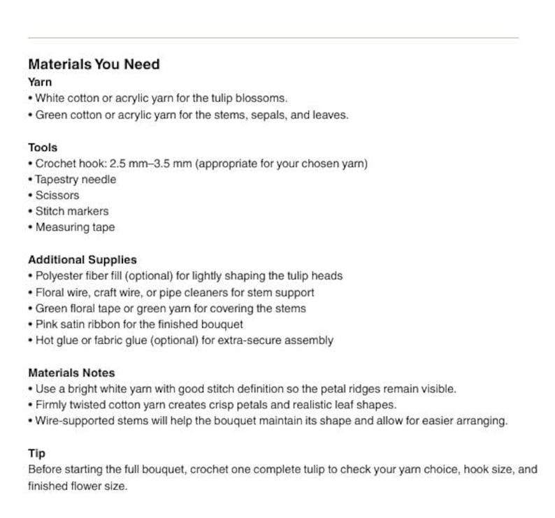 Puede incluir: Un documento titulado Materials You Need que enumera los suministros para un proyecto de ganchillo, incluyendo hilo blanco y verde, un ganchillo de 2,5 mm a 3,5 mm, aguja lanera, tijeras, marcadores de puntos, cinta m&eacute;trica y cinta de raso rosa.