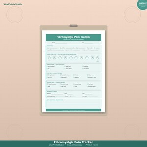 Op de afbeelding: Een afdrukbare Fibromyalgie Pijn Tracker in teal en wit op een klembord. Het document bevat secties voor dagelijkse details, pijnniveaus, symptomen, triggers, behandelingen en notities. De tekst "Fibromyalgia Pain Tracker" staat bovenaan.
