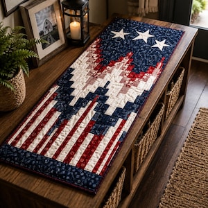 Könnte beinhalten: Patriotischer Tischläufer mit blauem Hintergrund und weißen Sternen. Der Läufer hat rot-weiße Streifen und einen blauen Blumenrand. Der Läufer ist etwa 152 cm lang.
