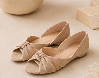 Sandales plates beiges pour femmes : chaussures d'été bohèmes à bout ouvert en similicuir
