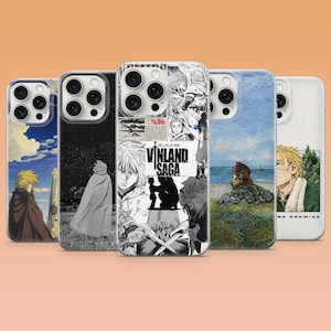 Può includere: Cinque cover per smartphone con illustrazioni dell'anime Vinland Saga. I design includono un personaggio con mantello sotto un cielo blu, una scena notturna in bianco e nero, un collage con il testo Vinland Saga, un paesaggio costiero dipinto e un ritratto con il testo NO ENEMIES.