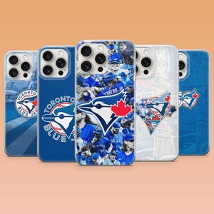Puede incluir: Cinco fundas para teléfono que muestran el equipo de béisbol Toronto Blue Jays. Las fundas presentan el logotipo del equipo, un pájaro arrendajo azul, y las palabras "Toronto Blue Jays" en varios diseños. Las fundas son principalmente azules y blancas.