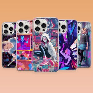 Peut inclure: Cinq coques de téléphone avec des illustrations colorées de style bande dessinée. Les motifs présentent un personnage en combinaison blanche à capuche, une DJ et d'autres personnages de bandes dessinées. Les coques sont transparentes.