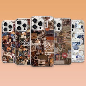 Op de afbeelding: Vijf doorzichtige smartphonehoesjes met collage-ontwerpen geïnspireerd op de televisieserie Gilmore Girls. De ontwerpen bevatten diverse afbeeldingen, tekst en motieven zoals koffiekopjes, boeken, herfstbladeren en de tekst Gilmore Girls.