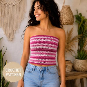 Op de afbeelding: Een gehaakte tube top met roze en witte strepen. De top is gemaakt van zacht, getextureerd garen en heeft horizontale strepen in verschillende tinten roze en wit. De afbeelding bevat ook de tekst "CROCHET PATTERN" in een cirkel.