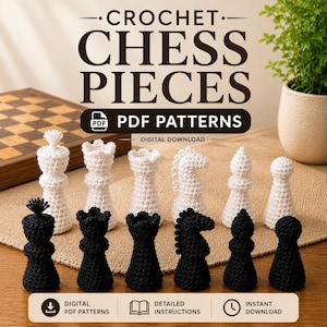 Könnte beinhalten: Ein Set aus gehäkelten Schachfiguren in Schwarz und Weiß, darunter König, Dame, Turm, Springer, Läufer und Bauer. Das Bild enthält den Text CROCHET CHESS PIECES PDF PATTERNS DIGITAL DOWNLOAD sowie Symbole für PDF-Anleitungen, detaillierte Anweisungen und Sofort-Download.