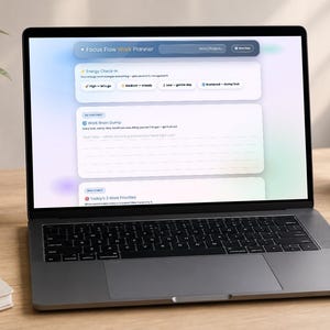 Pode incluir: Um computador portátil exibindo uma interface digital Focus Flow Work Planner com seções para Energy Check-In, Work Brain Dump e Today's 3 Work Priorities. A tela apresenta um fundo de gradiente suave com recipientes brancos arredondados.