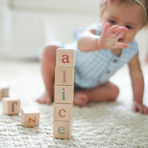 Blocs de construction couleur alphabet Blocs jouets en bois naturel et biologique Pastels bohèmes pour chambre d'enfant image 7
