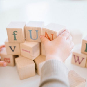 Blocs de construction couleur alphabet Blocs jouets en bois naturel et biologique Pastels bohèmes pour chambre d'enfant image 6