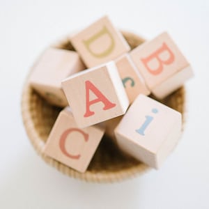 Blocs de construction couleur alphabet Blocs jouets en bois naturel et biologique Pastels bohèmes pour chambre d'enfant image 2