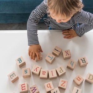 Blocs de construction couleur alphabet Blocs jouets en bois naturel et biologique Pastels bohèmes pour chambre d'enfant image 3