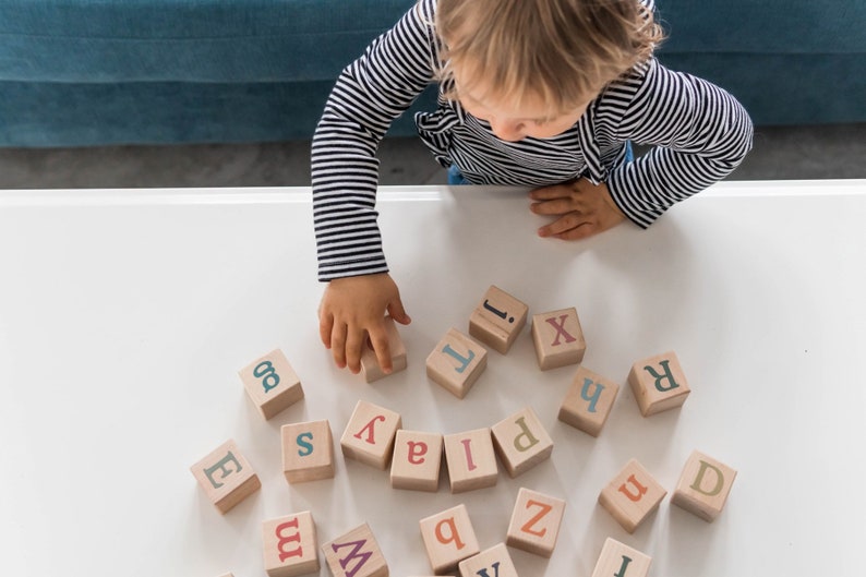 Blocs de construction couleur alphabet Blocs jouets en bois naturel et biologique Pastels bohèmes pour chambre d'enfant image 3