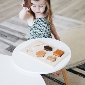 Puede incluir: Un juego de tres tazas de cer&aacute;mica con un acabado mate moteado. Las tazas son en tonos grises, blancos y negros. Cada taza tiene un dise&ntilde;o simple y moderno, adecuado para caf&eacute; o t&eacute;.