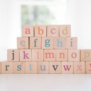 Blocs de construction couleur alphabet Blocs jouets en bois naturel et biologique Pastels bohèmes pour chambre d'enfant