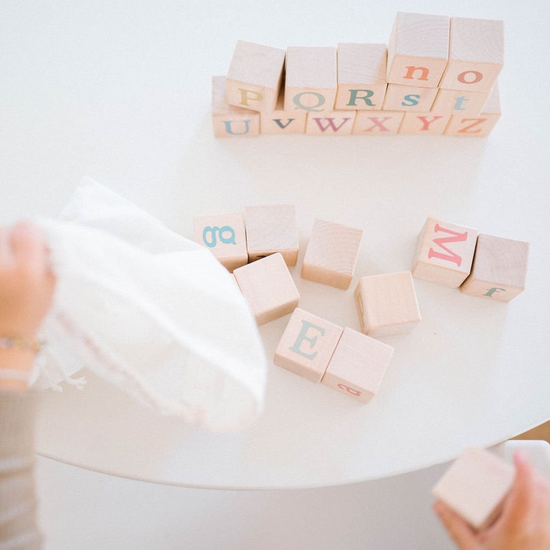 Blocs de construction couleur alphabet Blocs jouets en bois naturel et biologique Pastels bohèmes pour chambre d'enfant image 4