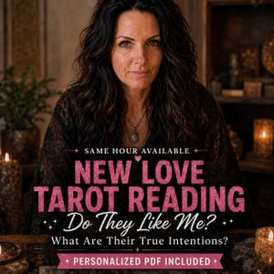 Puede incluir: Una persona con cabello oscuro ondulado viste una blusa de encaje negro. El texto dice: SAME HOUR AVAILABLE NEW LOVE TAROT READING Do They Like Me? What Are Their True Intentions? PERSONALIZED PDF INCLUDED. Incluye velas y cartas de tarot.