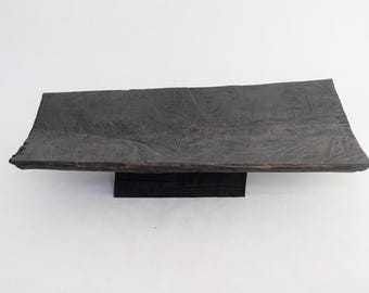 Grand piédestal en chêne carbonisé, décor Wabi Sabi, présentoir en bois noir, table basse Japandi, contremarche sculpturale, centre de table en bois brûlé