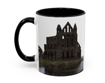 Tazza con illustrazione dell'abbazia di Whitby, in stile gotico, in ceramica dall'atmosfera inquietante.
