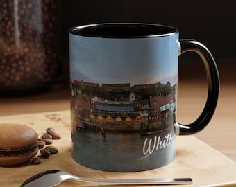 Tazza da caffè con motivo "Whitby Harbour at Dusk" / Foto avvolgente