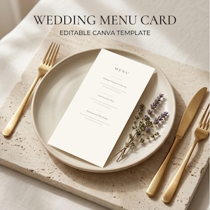Può includere: Un biglietto del menu di nozze con il testo "WEDDING MENU CARD" e "EDITABLE CANVA TEMPLATE". Il menu è su un piatto bianco con posate dorate e rametti di lavanda. Il piatto è su una superficie di pietra.