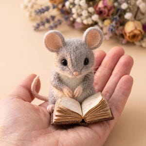 Ratinho Leitor de Feltro Agulhado, Estatueta de Ratinho de Lã Feita à Mão, Presente para Amantes de Livros, Decoração para Estante de Biblioteca, Enfeite para Cantinho de Leitura, Presente para Professores