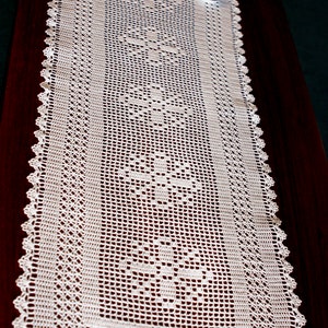 Lacey Snowflakes Table Runner PDF pattern image 1